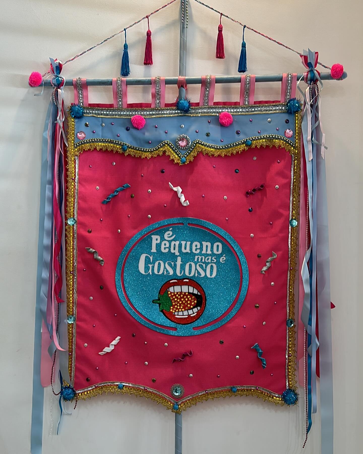 Estandarte rosa de carnaval